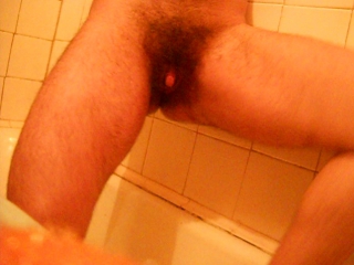 (0416) a woman shows a huge clitoris in the bathroom (amateur)